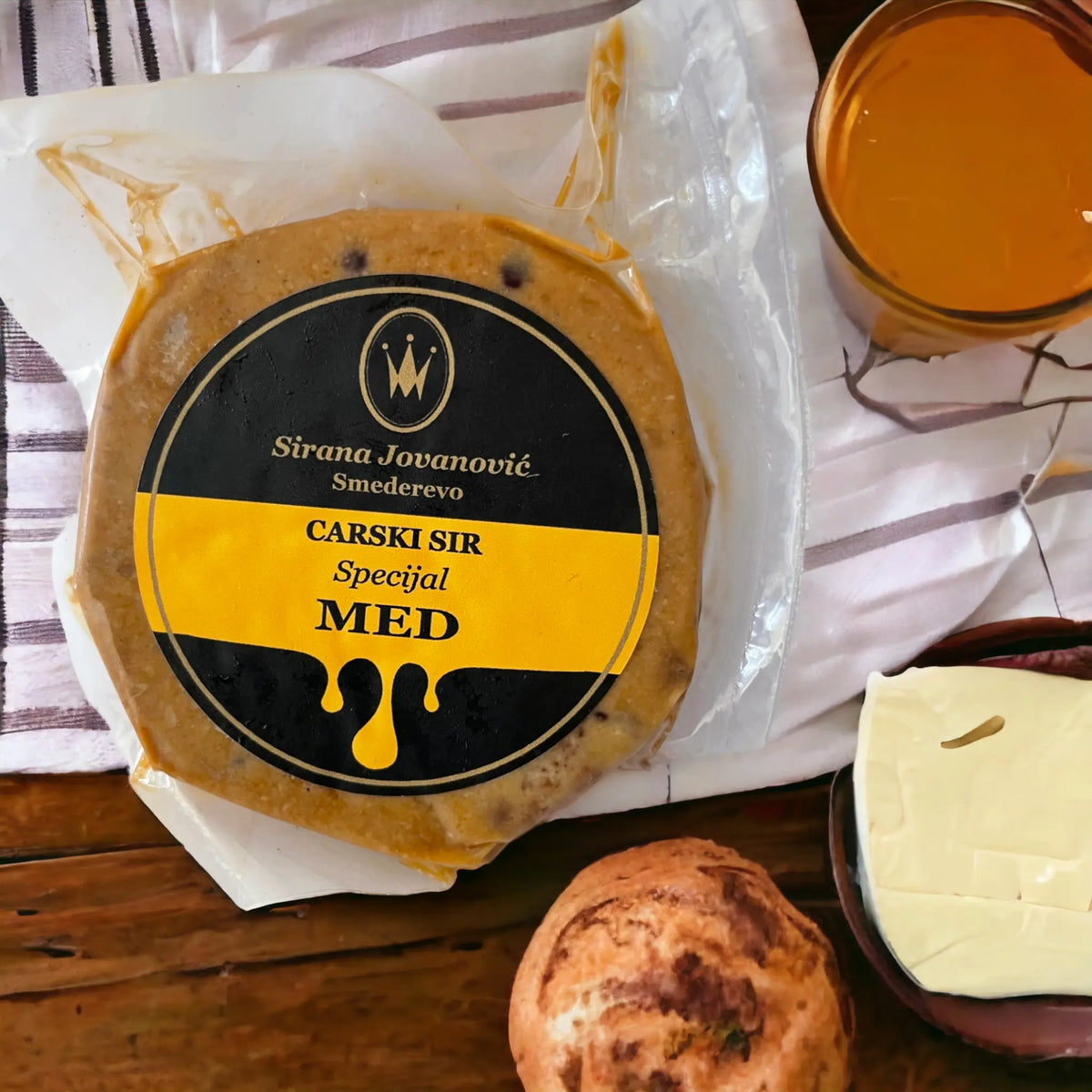 Sir Tvrdi punomasni KRAVLJI CARSKI SPECIAL U MEDU Sirana Jovanović 100g Delikatesi i tako to...