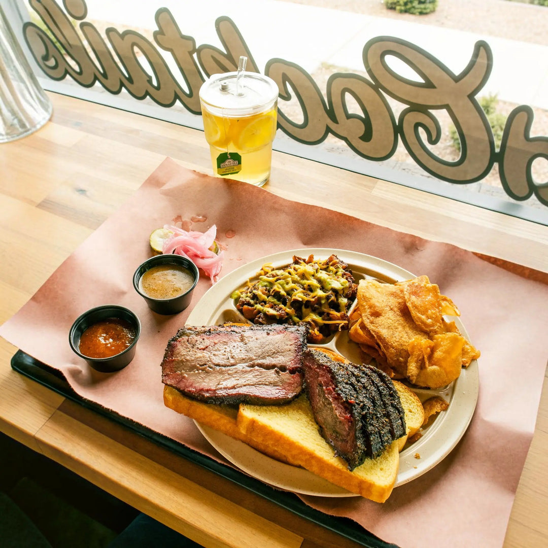 Delikatesi i tako to... Ahmad Tea lemon green tea served with a smoked brisket platter on butcher paper