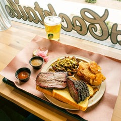 Delikatesi i tako to... Ahmad Tea lemon green tea served with a smoked brisket platter on butcher paper