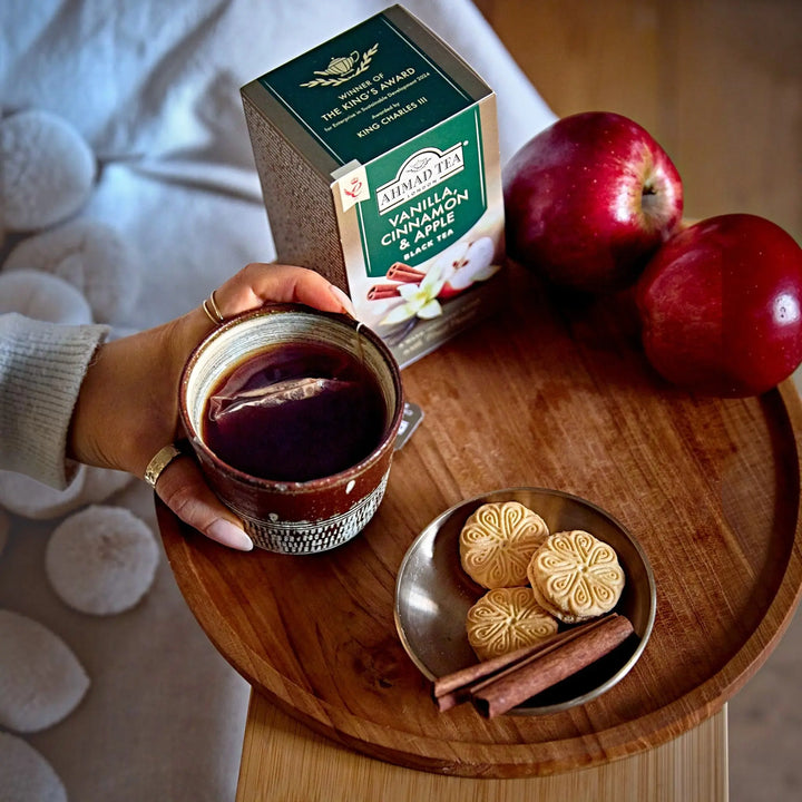 Delikatesi i tako to... Ahmad Tea vanilla cinnamon apple black tea with cookies and fresh red apples