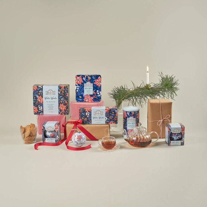 Delikatesi i tako to... Winter Wonder tea selection gift set with assorted tea tins, glass teapot, and holiday decor.